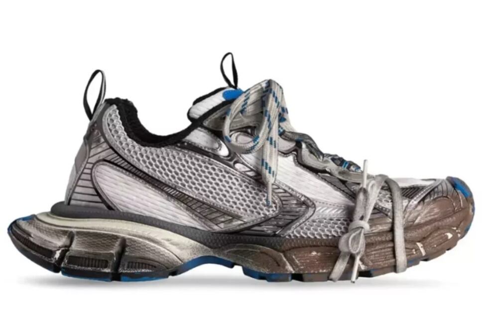 Cuestan casi 1000 euros y vienen con barro: así son las zapatillas “muddy” de Balenciaga