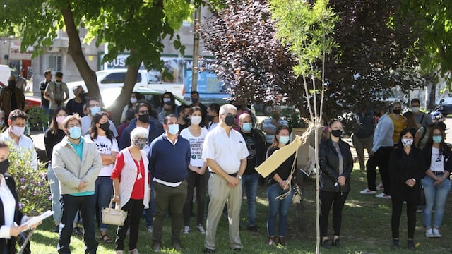 Hubo discursos de familiares y luego colocaron plantines como recordatorio en la plaza de la Memoria.