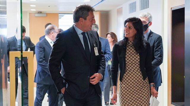Washington DC- El ministro de Economía, Sergio Massa, mantuvo este miércoles un encuentro con la subdirectora Gerenta del Fondo Monetario Internacional (FMI), Gita Gopinath.