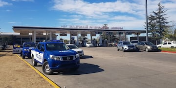 Aeropuerto de Córdoba. Una amenaza de bomba tuvo en vilo a los pasajeros.
