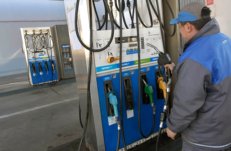 Desde este jueves, YPF aumenta los precios de la nafta y el gasoil alrededor de un 6% en todo el país