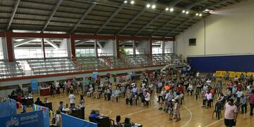 Sigue la campaña de vacunación en el polideportivo de Maipú. Además, se han sumado más lugares habilitados para la inmunización. Orlando Pelichotti / Los Andes