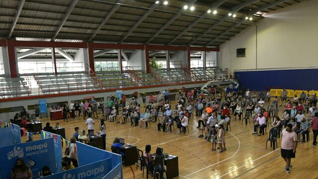 Sigue la campaña de vacunación en el polideportivo de Maipú. Además, se han sumado más lugares habilitados para la inmunización. Orlando Pelichotti / Los Andes