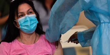 Comienza la vacunación doble viral para docentes y auxiliares en Coronel Rosales.