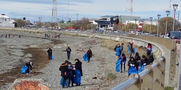 La limpieza de la playa se llevó a cabo con distintas instituciones educativas y distintas fuerzas de seguridad.