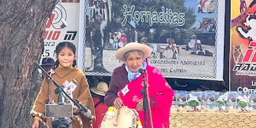El canto con caja y los versos que pasan de generación en generación se mantienen vivos en las coplas que se escucha en el Encuentro de Comunidades Aborígenes "El Churqui y El Cardón", que se realiza en Hornaditas (Jujuy).