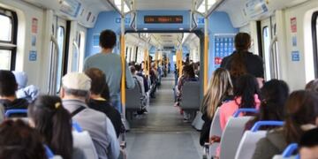 Viajaba en el tren, su familia subió de sorpresa y todo el vagón festejó el cumpleaños