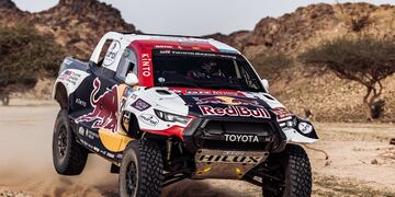 Al-Attiyah busca su quinto triunfo en el Dakar. El catarí le lleva 18 minutos al saudí Al-Rajhi, en un 1-2 por ahora de Toyota.
