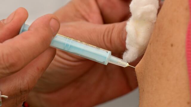Aplicando la vacuna contra el coronavirus Sputnik V. (Foto: Orlando Pelichotti / Los Andes)