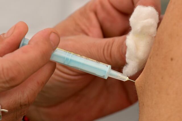 Mendoza 01 de marzo de 2021 Sociedad
Vacuna Sputnik V
Empezó este lunes la vacunación contra el coronavirus destinada a las personas mayores de 70 años, principal grupo de riesgo, en el Parque Estación Benegas, en Godoy Cruz
enfernera, salud, pandemia, covid 19, covid positivo, sociai, positivos, enfermo, contagios, contagiados
vacunacion
Foto: Orlando Pelichotti / Los Andes