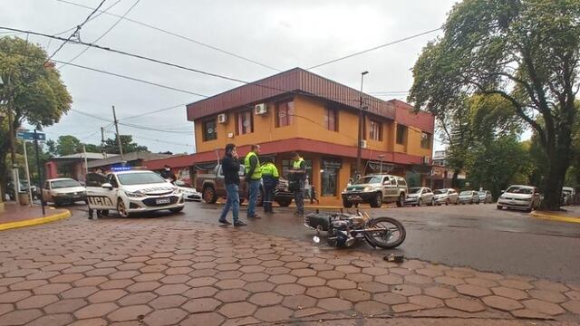 Accidente vial en Eldorado dejó a dos motociclistas con lesiones.