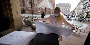 El gobierno está levantando las restricciones de forma gradual para evitar un rebrote de COVID-19  y devolver a los ciudadanos algo de su característica “joie de vivre" (alegría de vivir). (AP)