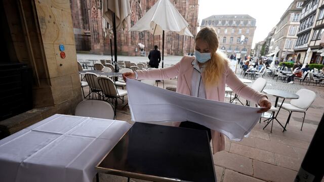 El gobierno está levantando las restricciones de forma gradual para evitar un rebrote de COVID-19  y devolver a los ciudadanos algo de su característica “joie de vivre" (alegría de vivir). (AP)