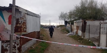 Los uniformados encontraron el cadáver a la mañana en inmediaciones de España al 7100.