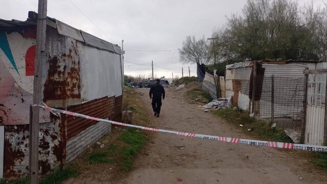 Los uniformados encontraron el cadáver a la mañana en inmediaciones de España al 7100.