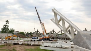 La grúa eleva los pesados componentes de la estructura que sostendrá el techo del estadio, en la futura Ciudad Deportiva de Jujuy.