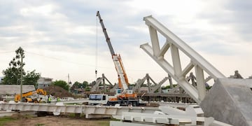 La grúa eleva los pesados componentes de la estructura que sostendrá el techo del estadio, en la futura Ciudad Deportiva de Jujuy.