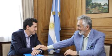 Alberto Rodríguez Saá, uno de los firmantes, junto al ministro del Interior, Eduardo de Pedro.