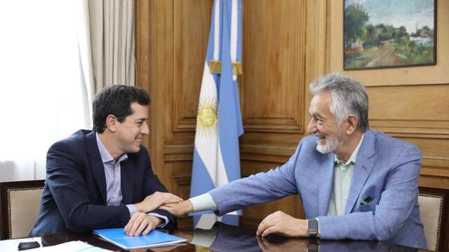 Alberto Rodríguez Saá, uno de los firmantes, junto al ministro del Interior, Eduardo de Pedro.