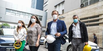 El Gobernador Rodolfo Suarez y la ministra de Salud, Desarrollo Social y Deportes, Ana María Nadal durante la recorrida realizada en el Hospital Central. Gentileza Gobierno de Mendoza