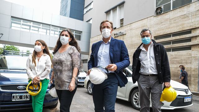 El Gobernador Rodolfo Suarez y la ministra de Salud, Desarrollo Social y Deportes, Ana María Nadal durante la recorrida realizada en el Hospital Central. Gentileza Gobierno de Mendoza