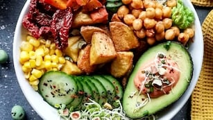 Cómo hacer una ensalada multicolor para combatir el calor: la receta para resolver el almuerzo en verano