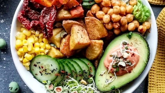 Cómo hacer una ensalada multicolor para combatir el calor: la receta para resolver el almuerzo en verano