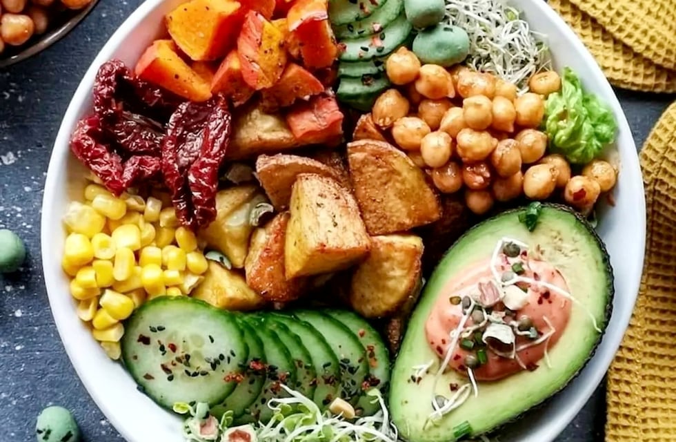 Cómo hacer una ensalada multicolor para combatir el calor: la receta definitiva para resolver el almuerzo en verano