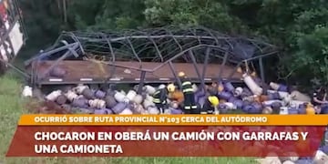 Un camión de YPF cargado de garrafas de gas colisionó con una camioneta en Oberá.
