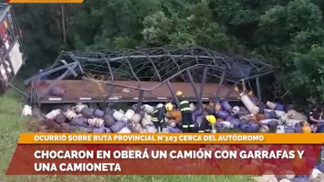 Un camión de YPF cargado de garrafas de gas colisionó con una camioneta en Oberá.