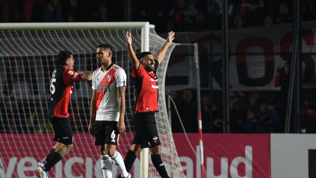 Wanchope Ábila anotó el 1 a 0 de Colón sobre River.