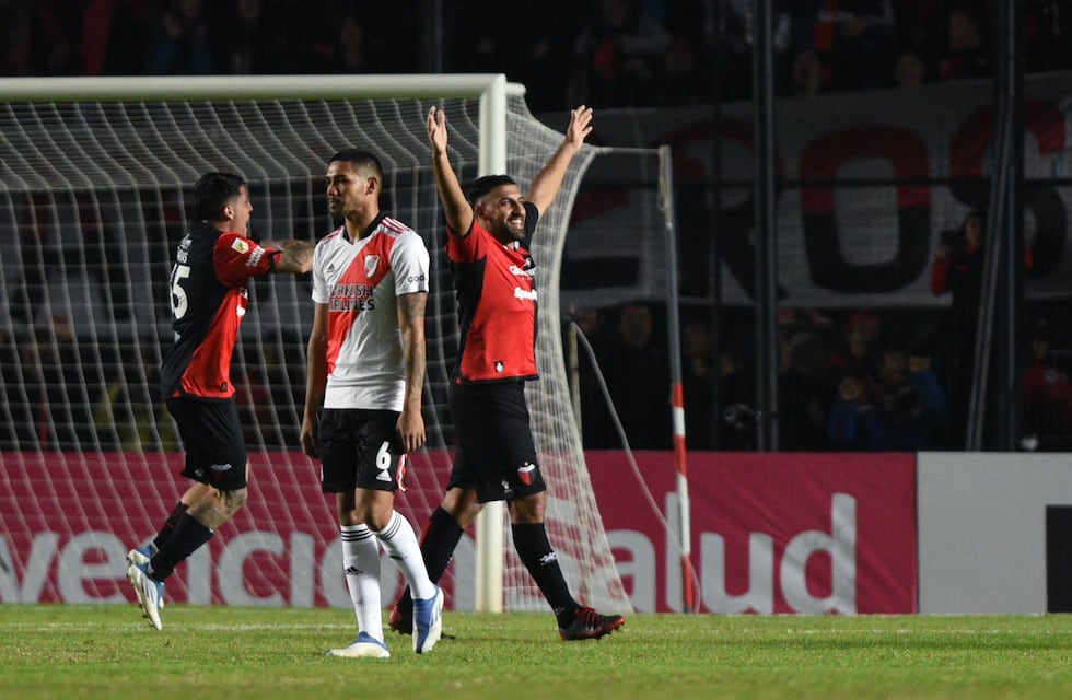 El golazo con polémica de Wanchope Ábila para el 1 a 0 de Colón sobre River