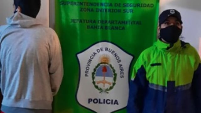 Quiso darse a la fuga de un control policial y chocó un móvil de la Guardia Urbana. Estaba alcoholizado y drogado.