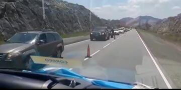 Un multitudinario ingreso por el Camino de las Altas Cumbres causó demoras en los controles policiales.