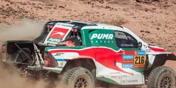 Juan Cruz Yacopini, con la Toyota del equipo Overdrive. (Dakar)