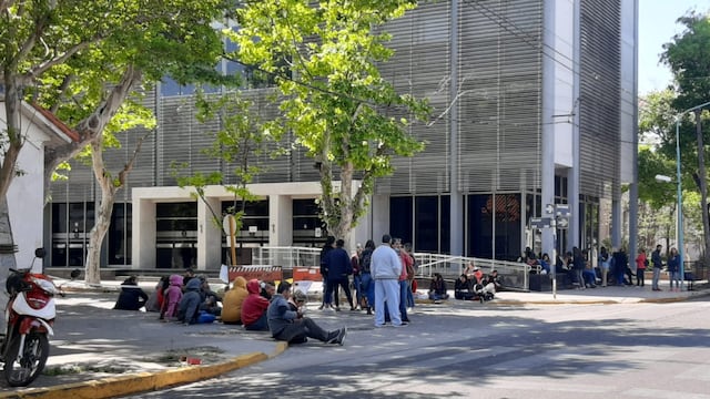 Manifestación fuera de los tribunales rafaelinos pidiendo la libertad de los acusados de una violación en manada en Pilar, en 2018