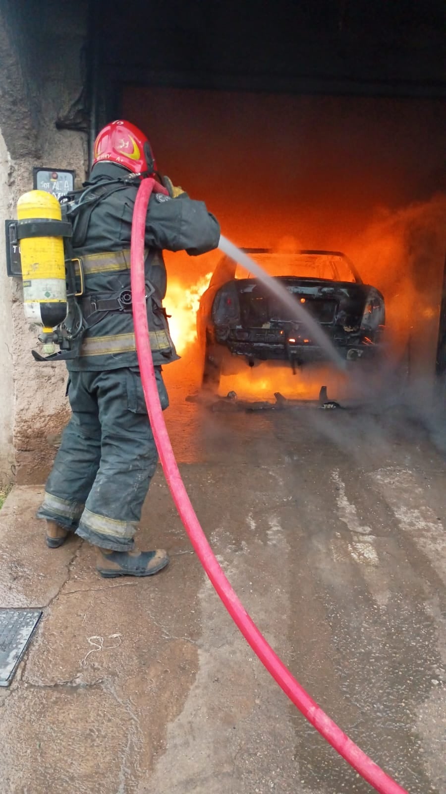 El incendio en calle Provincias Unidas al 700, barrio Villa El Libertador.
