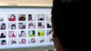 Un hombre de 81 años fue detenido por poseer y distribuir material de abuso sexual infantil.