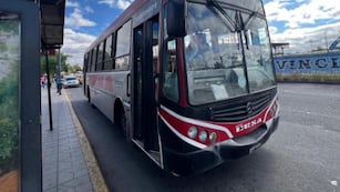 Un hombre falleció arriba de un colectivo en Córdoba. (Foto: Cadena 3)