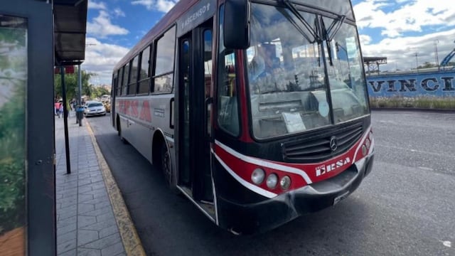 Un hombre falleció arriba de un colectivo en Córdoba. (Foto: Cadena 3)