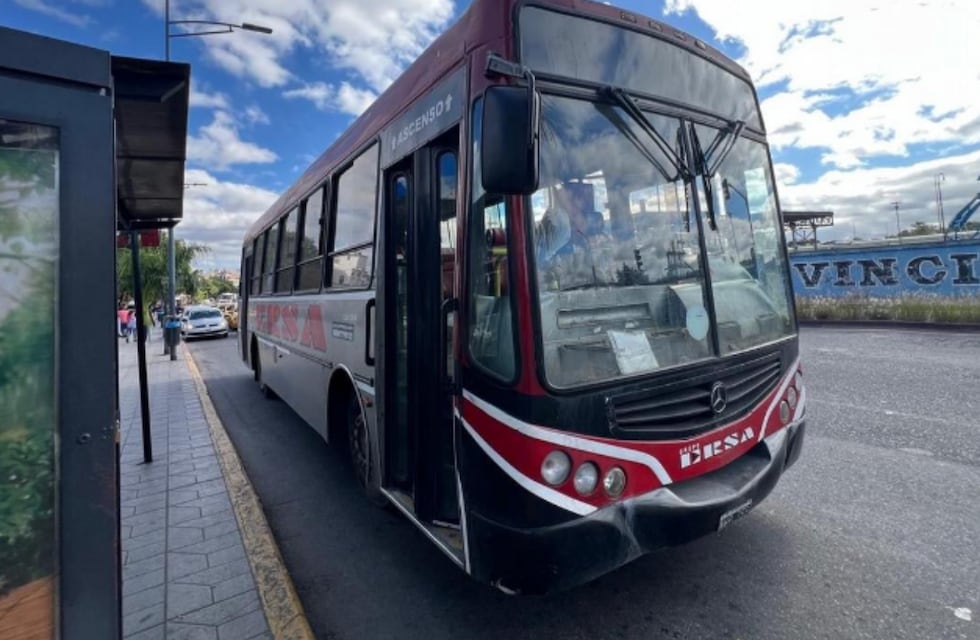 Se descompensó y murió arriba de un colectivo en Córdoba: lo que se sabe