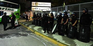 El último duelo entre leprosos y canallas en el Gigante de Arroyito se disputó en horario nocturno.