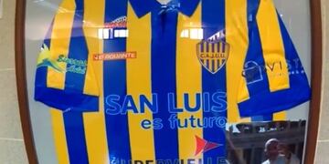 Camiseta de Juventud robada, bendecida por el Papa Francisco.