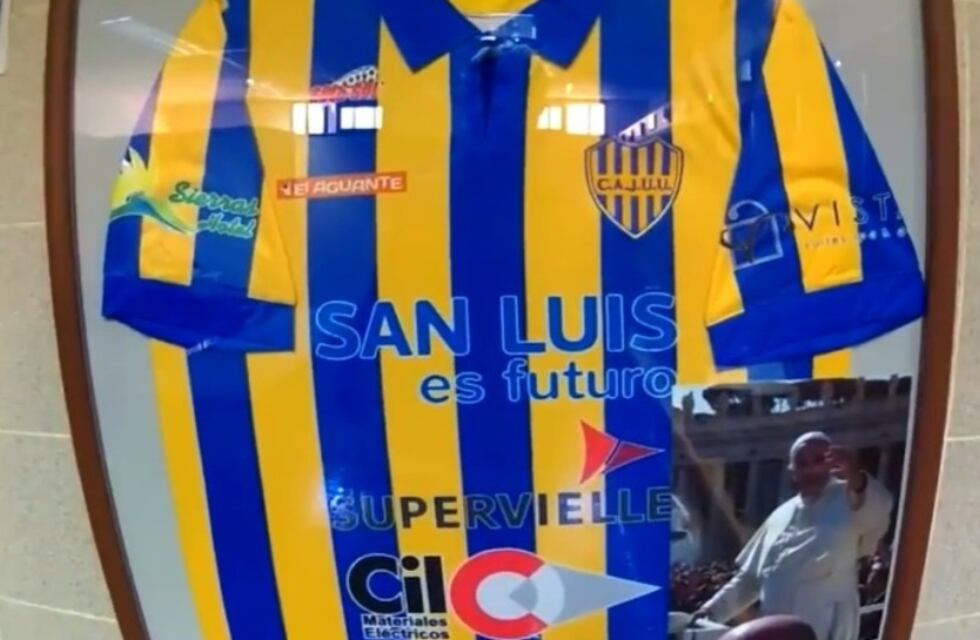 Robaron en San Luis una camiseta de fútbol bendecida por el Papa Francisco