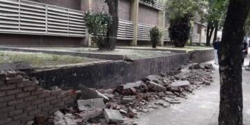 El derrumbe se dio debido a los fuertes vientos.