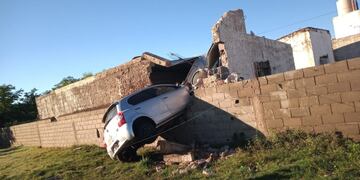 Incrustó su auto en una casa de Villa María (foto de El Diario del Centro del País).