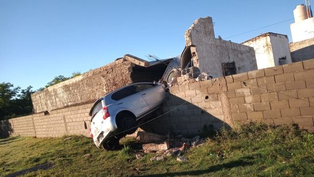 Incrustó su auto en una casa de Villa María (foto de El Diario del Centro del País).