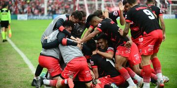 Instituto festejó en casa ante Chacarita, al que derrotó 2-0 en un partido clave en la pelea por los puestos de arriba. (José Hernández/La Voz)