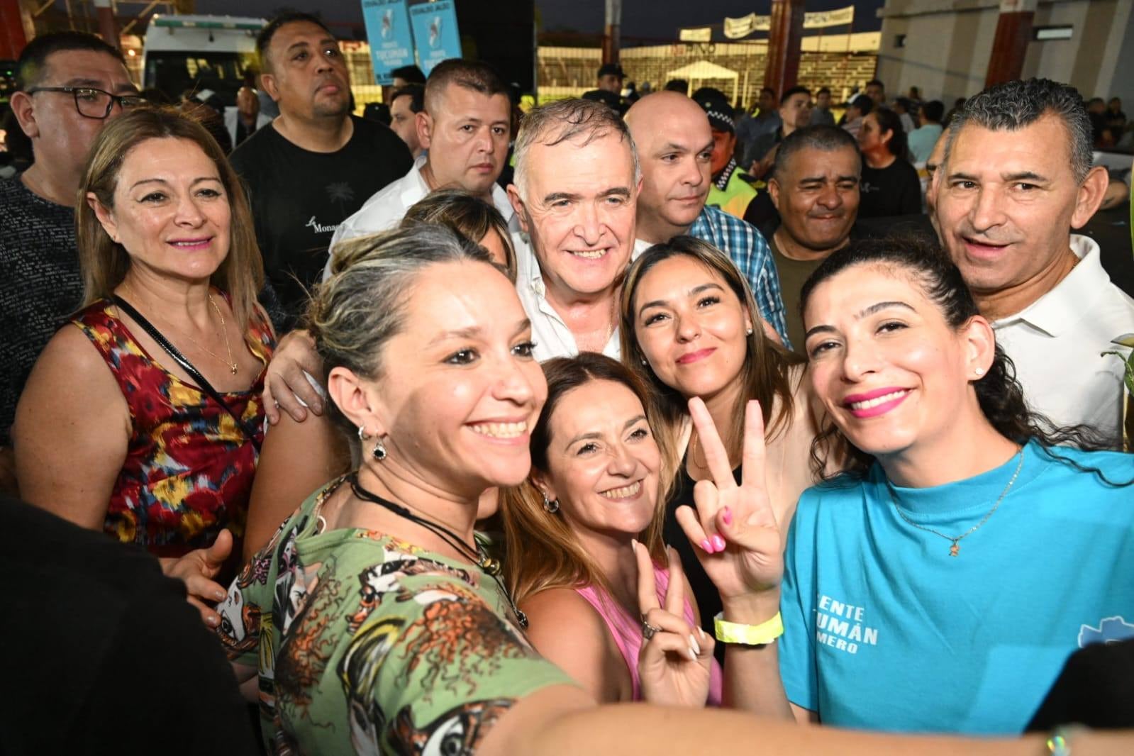Jaldo con los legisladores Adriana  Najar y Mario Leito, también presidente del Club Atlético Tucumán y Melina Elizabeth  Morghenstein, secretaria de Juventud de la provincia.