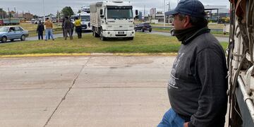 Río Cuarto. camioneros en la rotonda en ruta A005 intersección con calle Unión de los Argentinos. (Tomy Fragueiro/ La Voz)